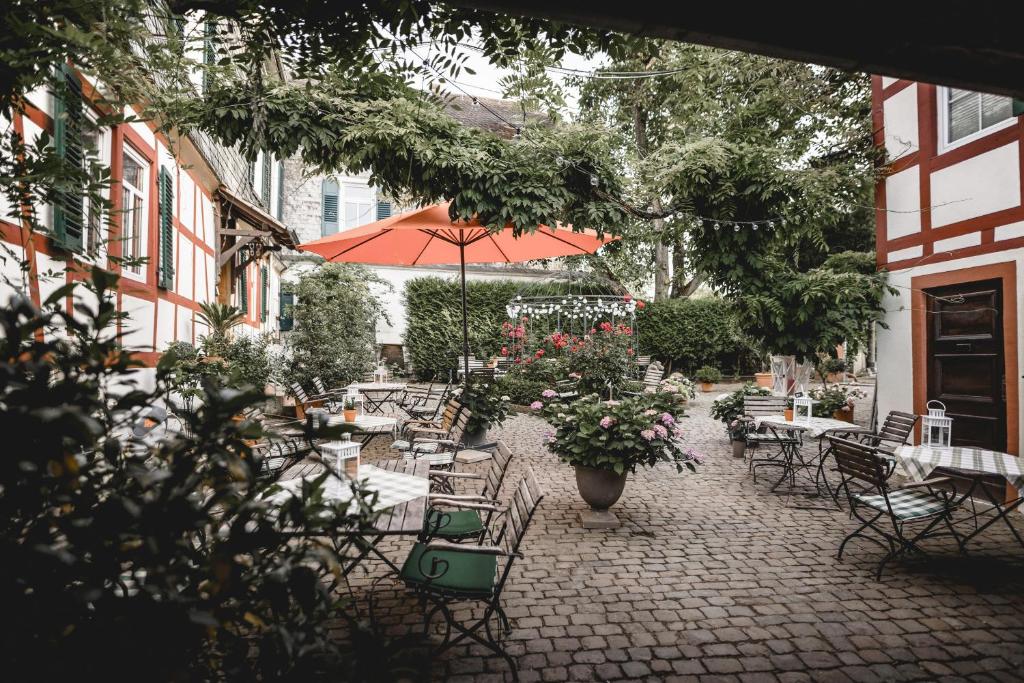 埃尔特维勒克洛斯特穆勒酒店的户外庭院设有桌椅和鲜花
