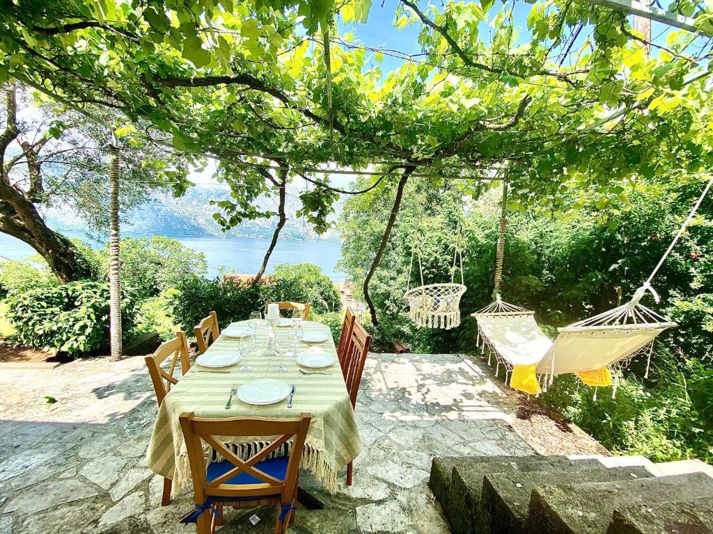 普查尼Sea view country house的后院配有桌椅和吊床的餐桌