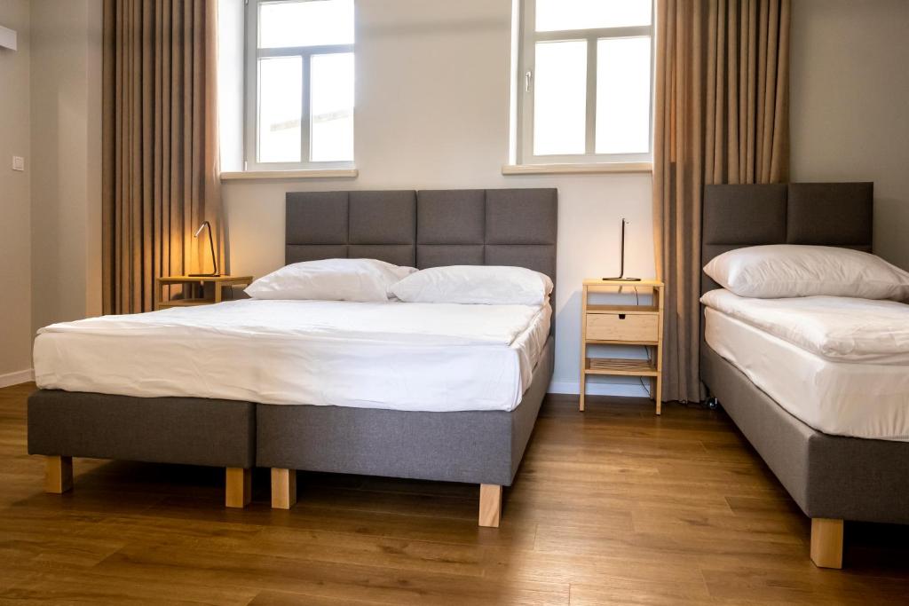 奥尔什丁ORKANA House的一间卧室设有两张床和两个窗户。
