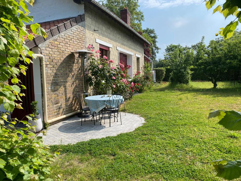 梅里索瓦茨Studio épicéa avec jardin dans charmante propriété的桌椅坐在房子外