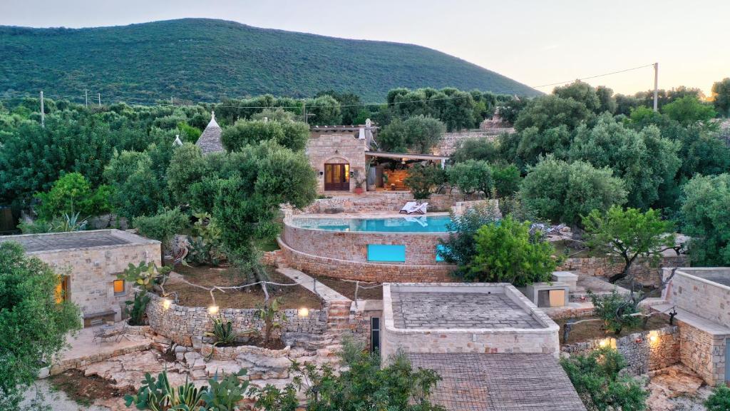 莫诺波利APOLLO House of Puglia的一座带游泳池和山脉的古老房屋