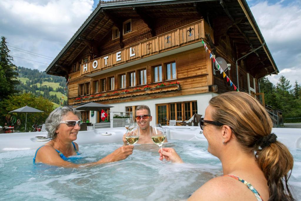 格施塔德博蒂赫莱斯酒店的一群人在热水浴缸中喝杯葡萄酒