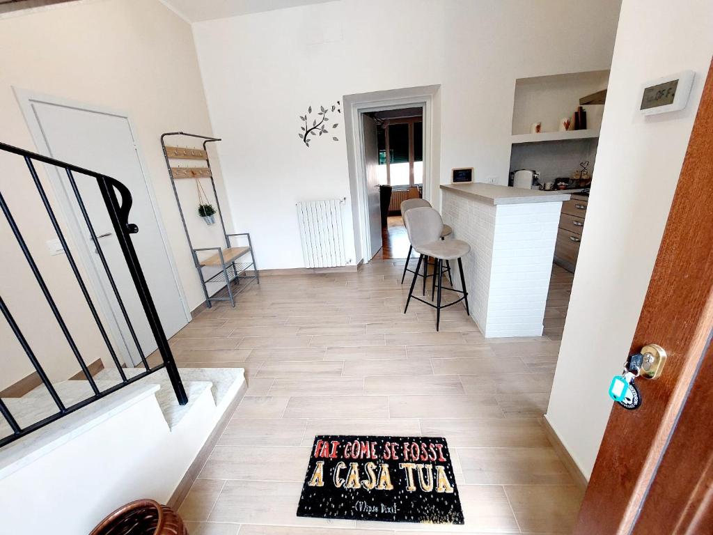 斯波莱托Casa Mafalda的开放式客厅,配有厨房和地板垫