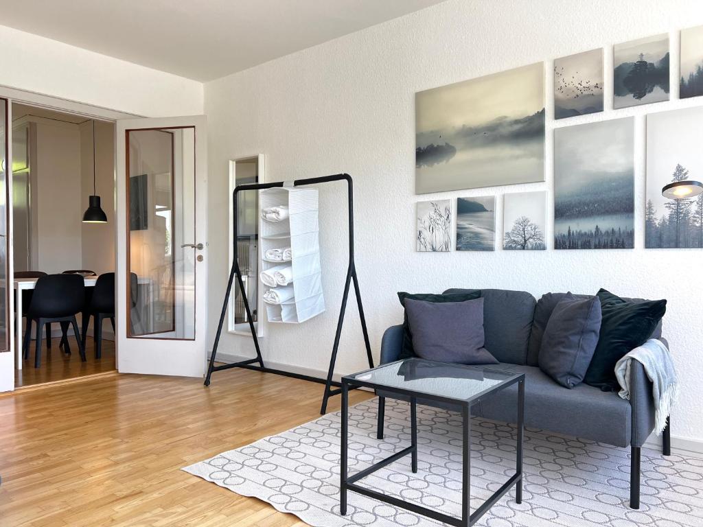 格洛斯楚普Studio Apartment Glostrup的客厅配有沙发和桌子