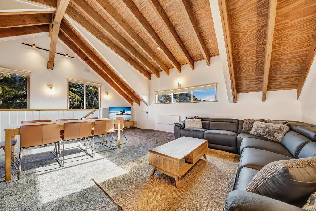 荷斯安山The Penthouse @ Alpine Haven的客厅配有沙发和桌子