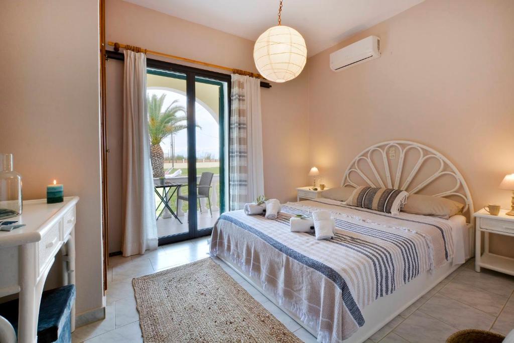 斯达林Ariadni Sidari Beach House的一间带大床的卧室和一个阳台