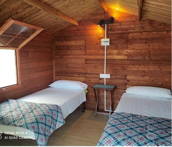 阿尔啼Camping Santa Clara的小木屋内带两张床的房间