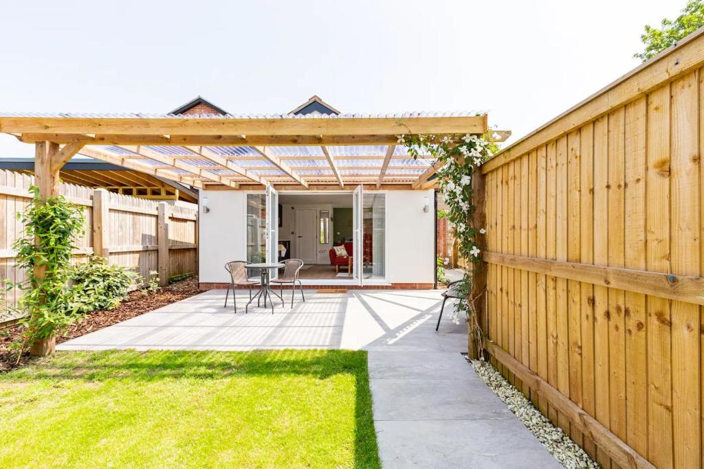 切斯特Charming Chester Studio with private garden & free parking的后院,带木凉棚和草地