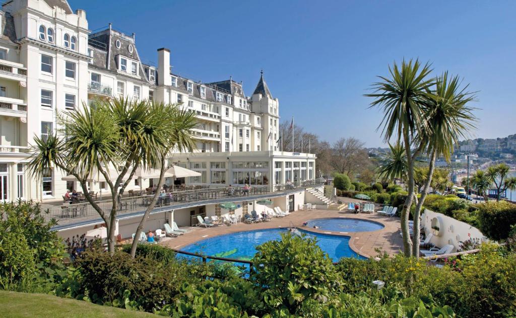 托基理查德森大酒店的享有酒店游泳池和棕榈树的景色