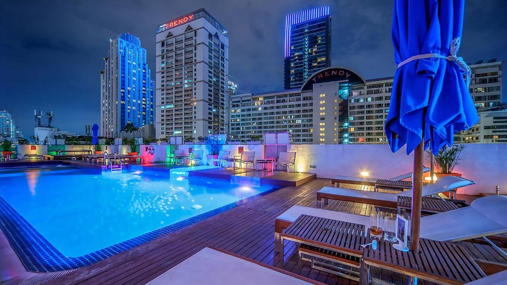 曼谷Night Hotel Bangkok - Sukhumvit 15的一座晚上拥有城市天际线的游泳池