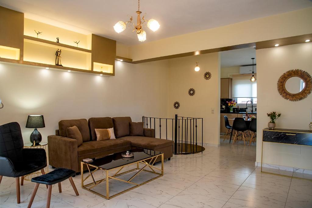 古卡斯特隆Comfort House Mimosa 1的客厅配有沙发和桌子
