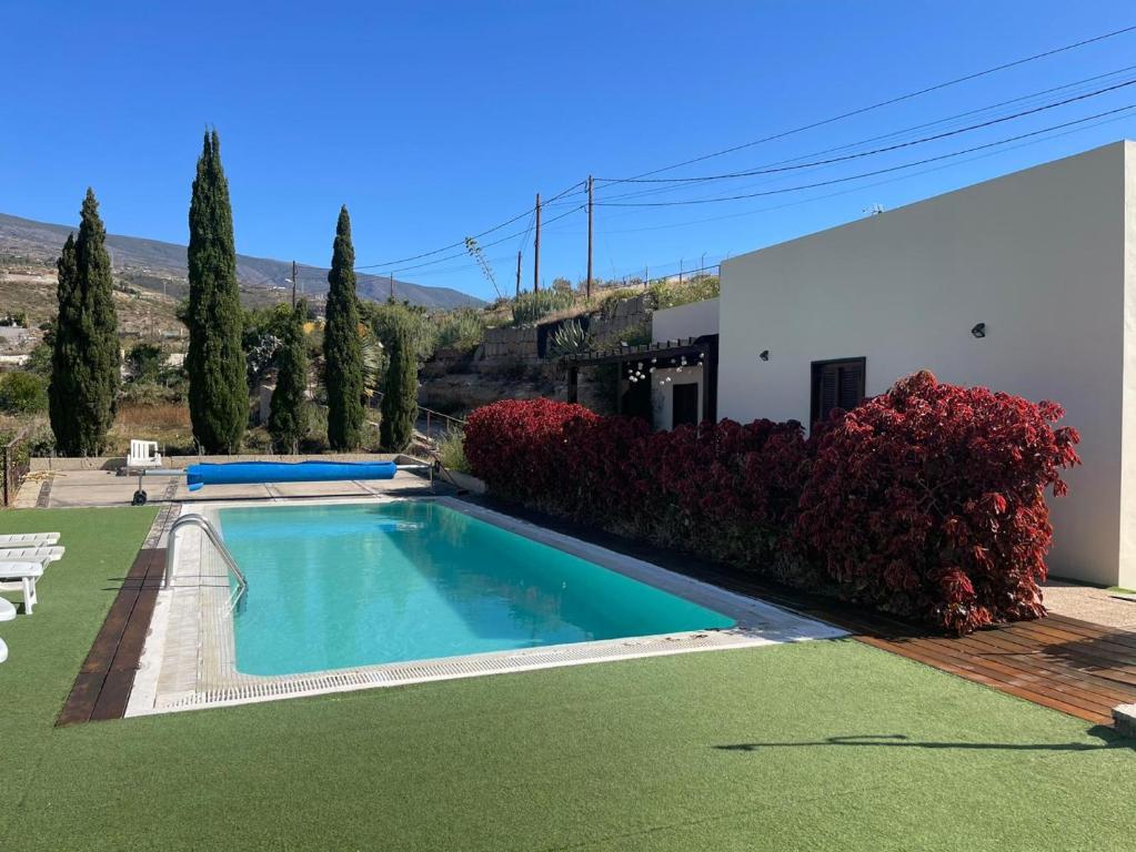 Sabina AltaCasa rural con vistas maravillosas en Arico的一座房子旁的院子内的游泳池