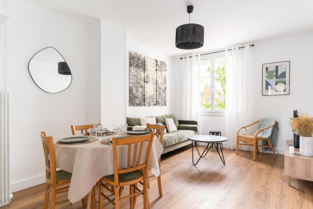 南特Joli Appartement avec Garage sur l'Île de Nantes的客厅配有桌子和沙发