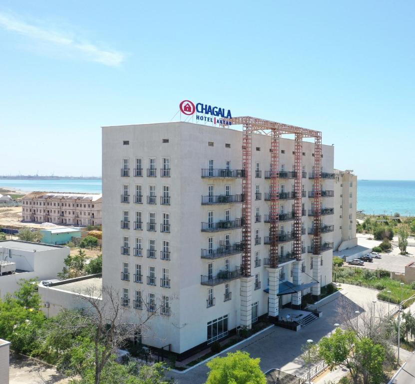 阿克套Chagala Aktau Hotel的享有酒店空中景色,以大海为背景