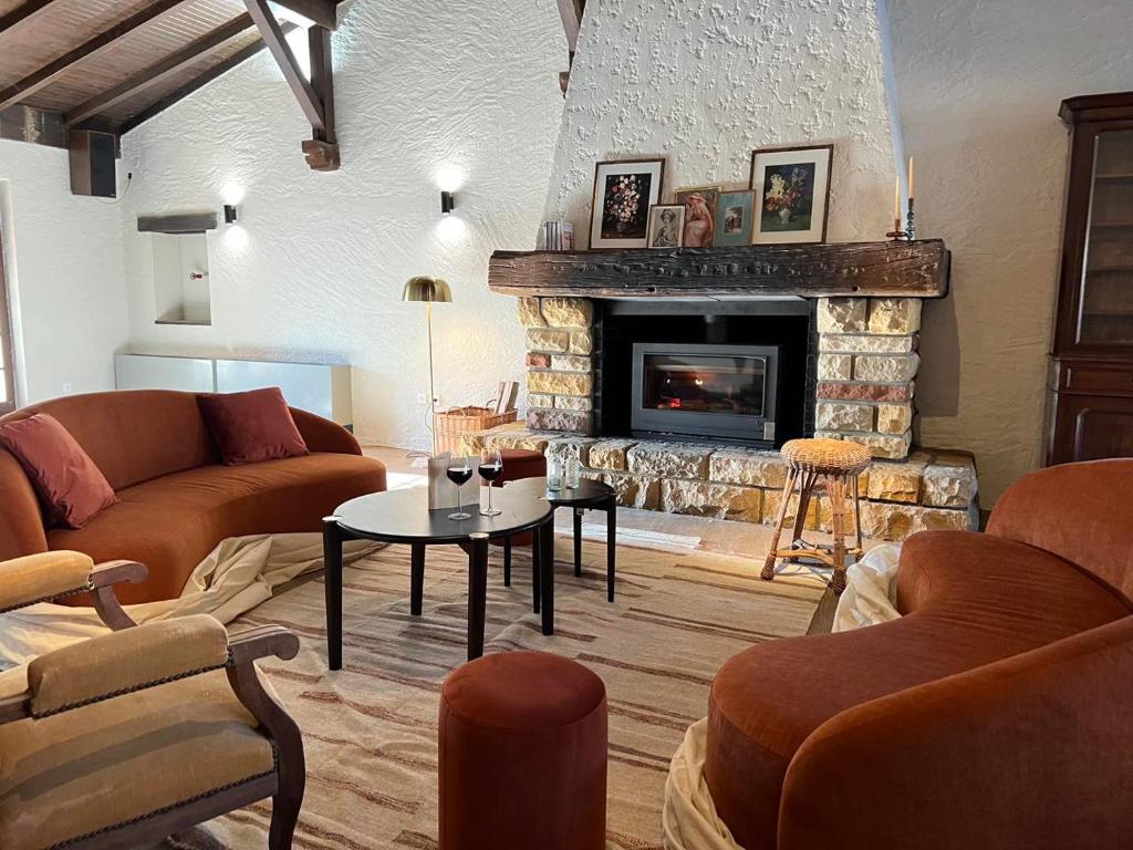 芒德朗Relais Manderen的客厅设有两张沙发和一个壁炉