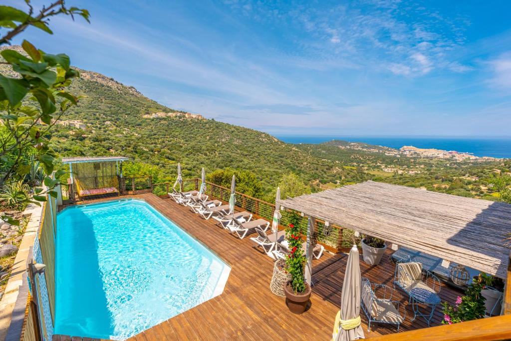 Santa-Reparata-di-Balagna巴加多恩度假酒店的海景甲板上的游泳池