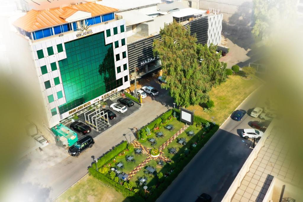 巴格达Noor Land Hotel的享有带停车场的大楼的顶部景色