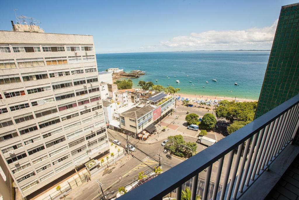 萨尔瓦多Rede Andrade Barra的从大楼的阳台上可欣赏到海滩景色
