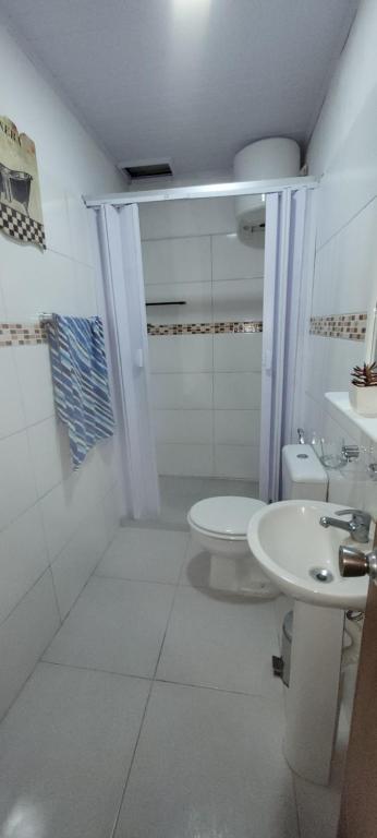 派桑杜Apartamento Romian的白色的浴室设有卫生间和水槽。