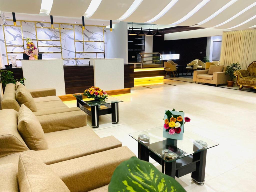 达卡Hotel West Valley Dhaka的大厅,在房间内配有沙发和桌子