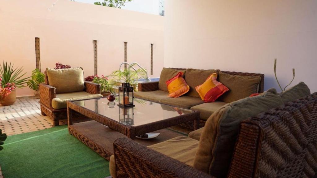 艾西拉casa bahia的带沙发和咖啡桌的客厅