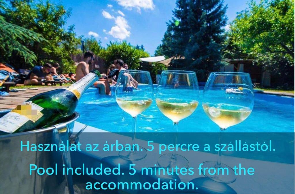 索普隆Central Residence的游泳池畔三杯白葡萄酒