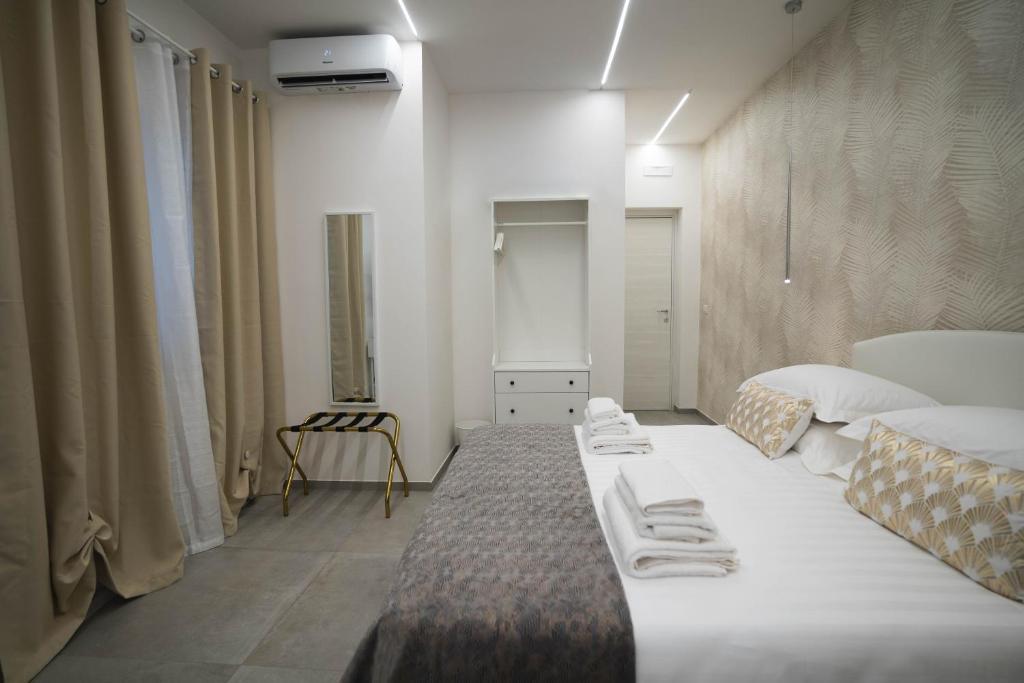 巴里Arco Alto Rooms的一间设有一张大床和毛巾的房间