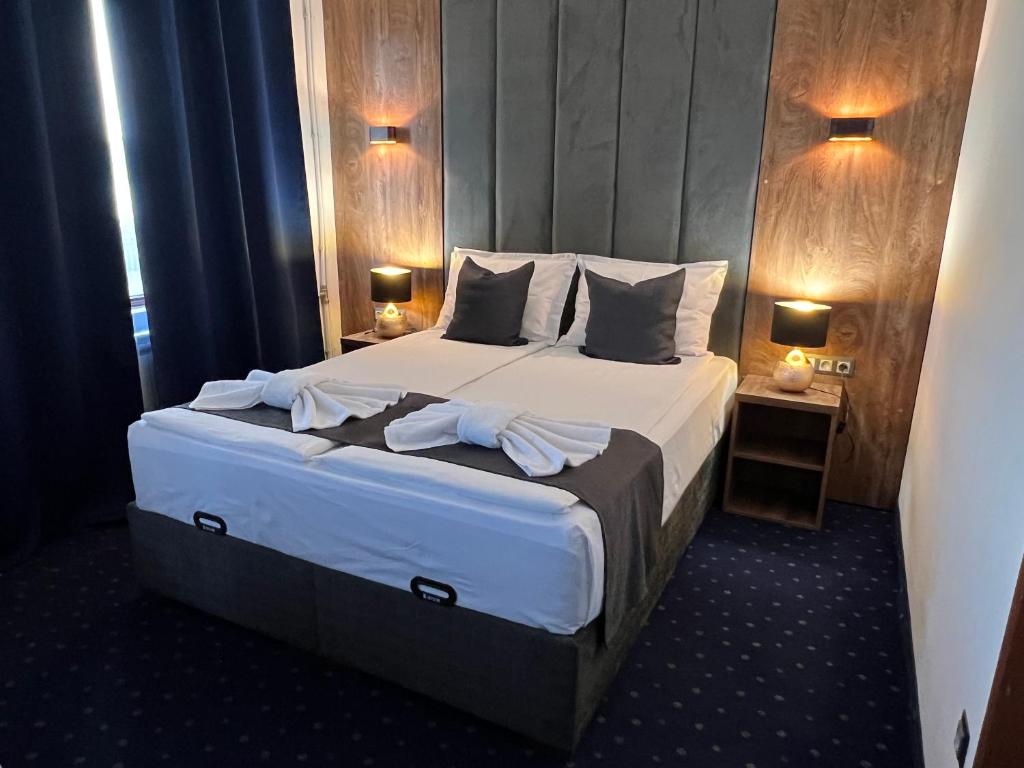 内塞伯尔Saint George - Old Nesebar的卧室配有一张带白色床单和枕头的大床。