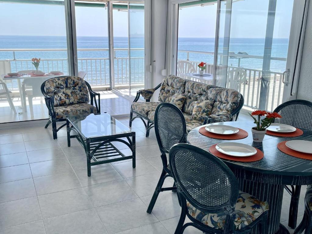 拉皮内达APARTBEACH BELL RACO ESQUINERO y FRENTE PLAYA的一间带桌椅的海景用餐室