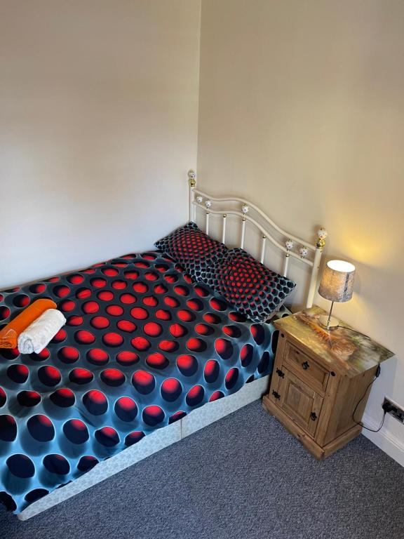 LongfordQuite Broad Rest 5的一间卧室配有一张红色和蓝色的波尔卡圆点床