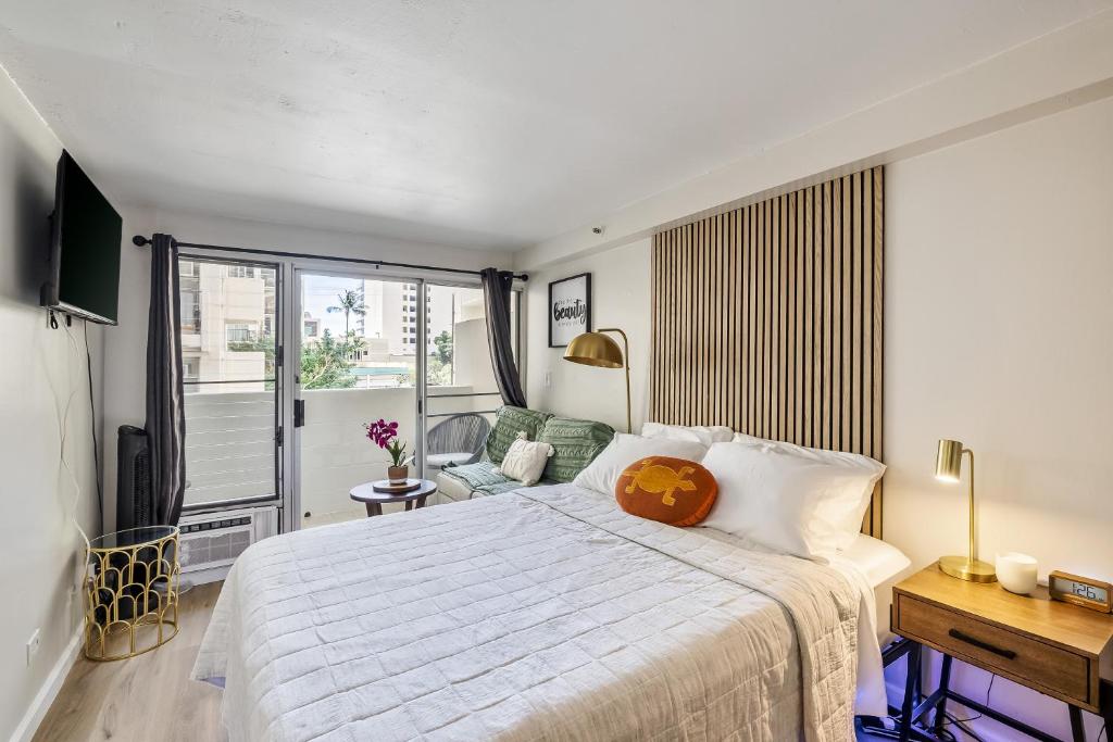 檀香山Bright & Cozy Condo Unit with Balcony!的卧室设有一张白色大床和一扇窗户。