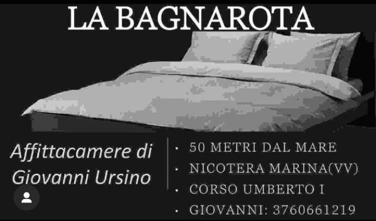 尼科泰拉码头La Bagnarota的一张黑白相间的床铺,
