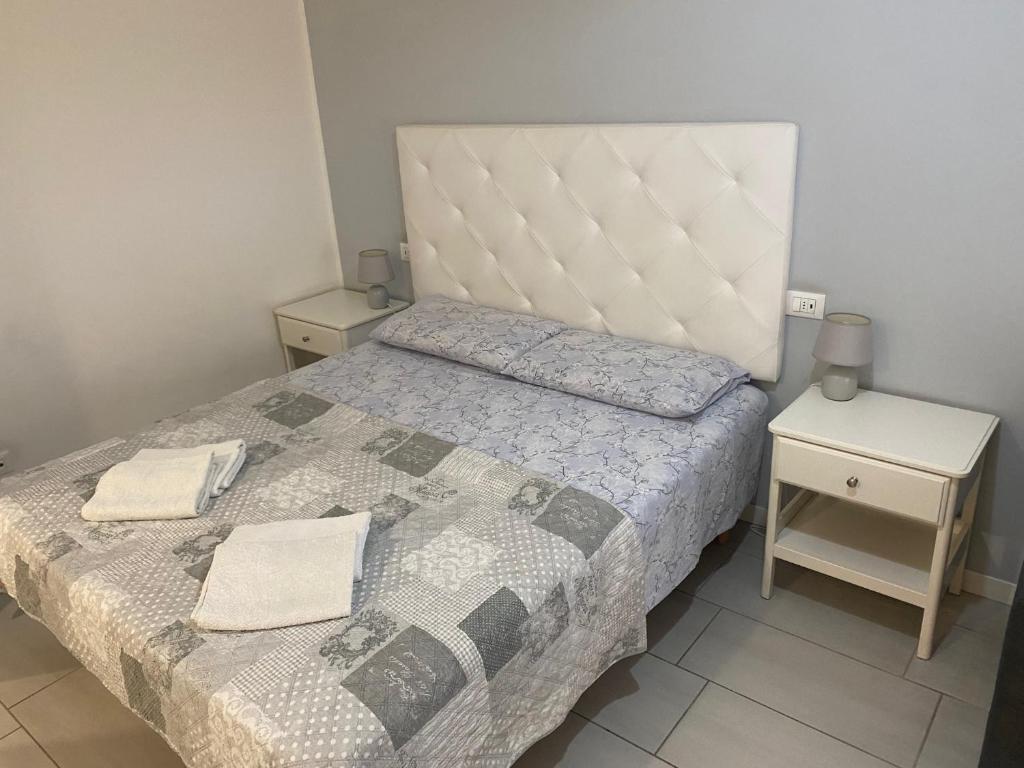 维罗纳Stadio 1 - Appartamenti locazione turistica Verona的一间卧室配有一张带两个床头柜的床和一张四柱床。