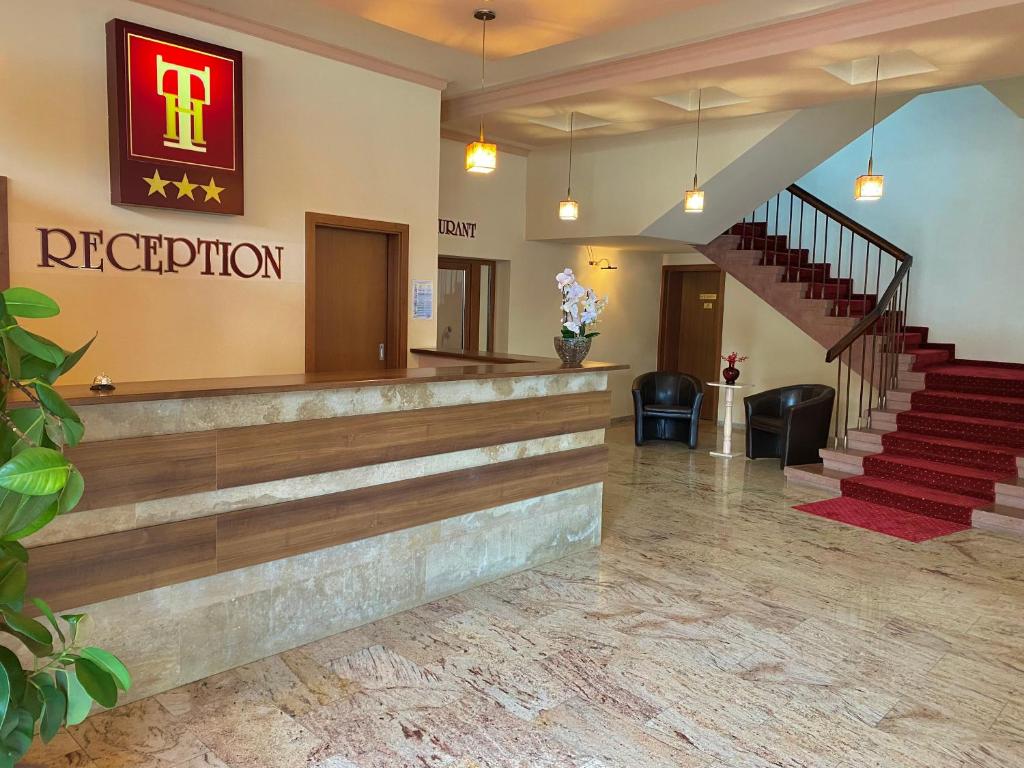 乔阿久拜Hotel Termal的酒店大堂设有楼梯和酒店前台