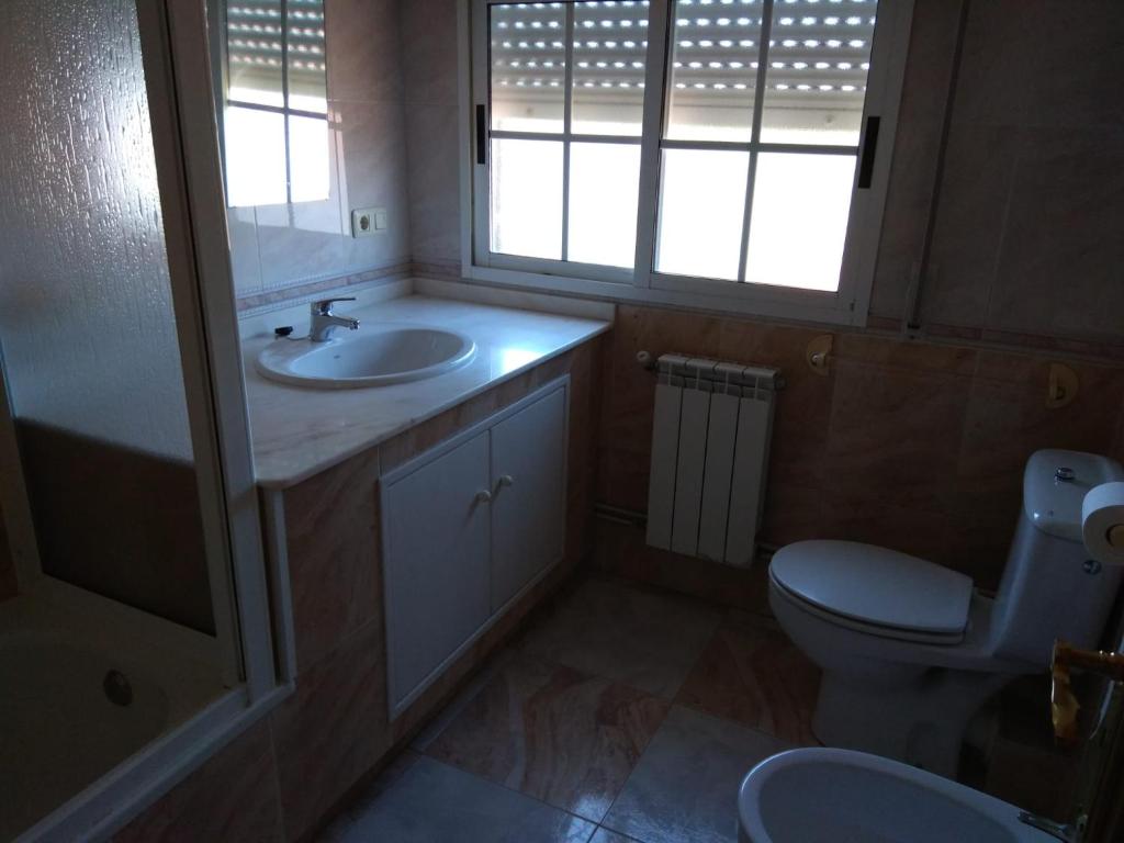 格罗韦Apartamento O CASAL的一间带水槽和卫生间的浴室以及窗户。