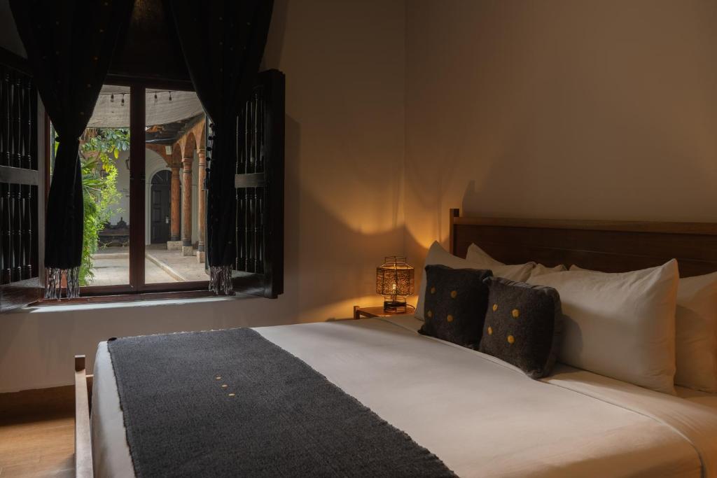 圣克里斯托瓦尔-德拉斯卡萨斯Sombra del Agua的一间卧室设有一张大床和窗户