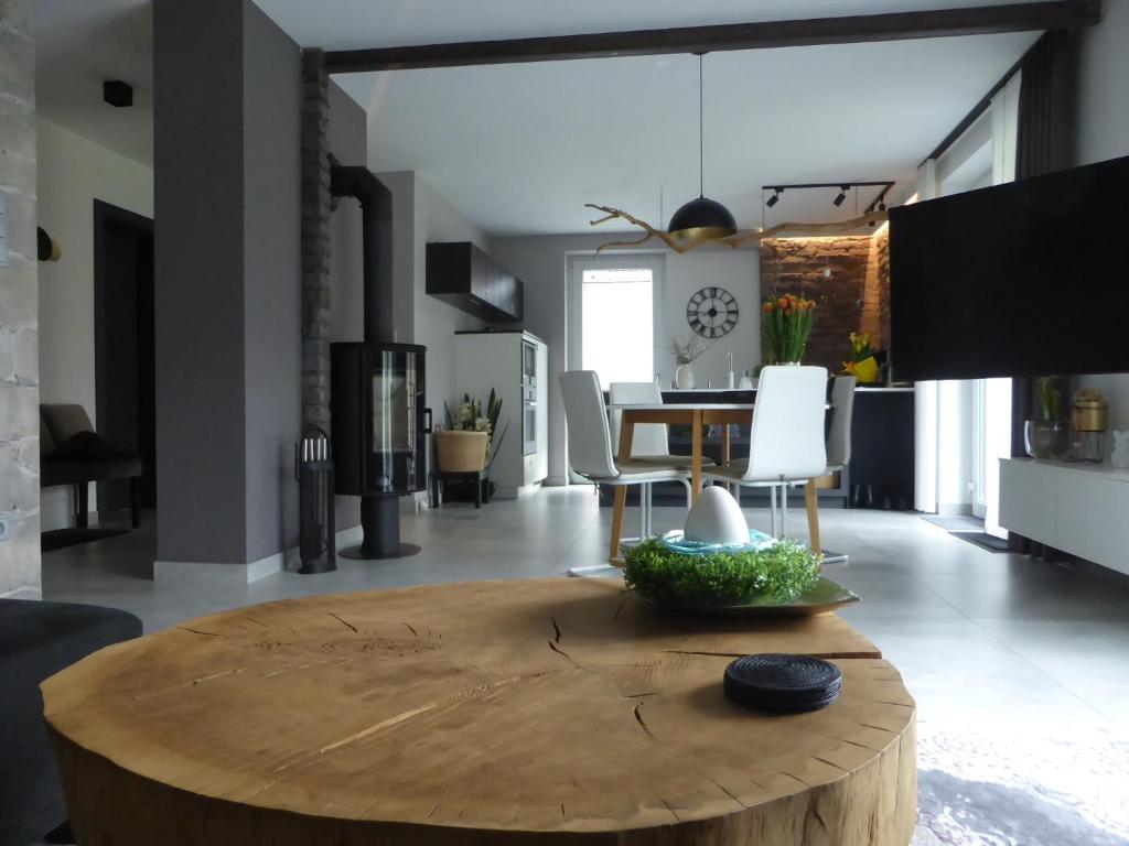 莫斯纳Apartament Premium Moszna的一间带木桌的客厅和一间餐厅