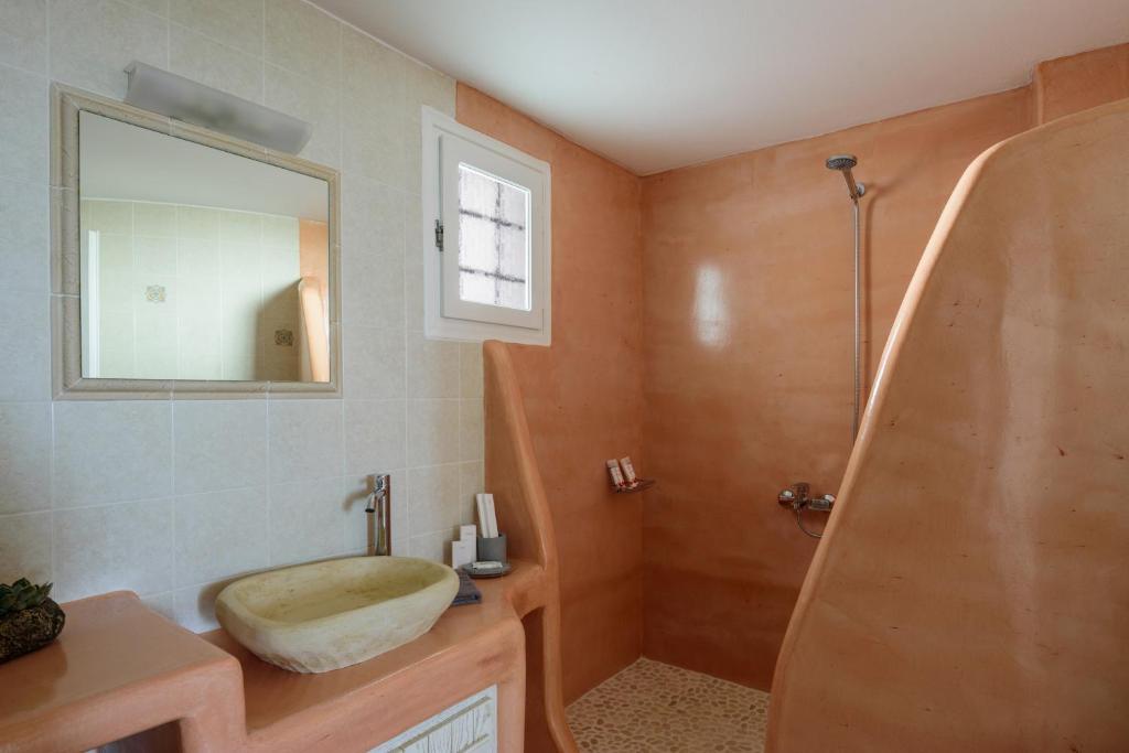 费拉CASA ARISTA的一间带水槽、镜子和淋浴的浴室
