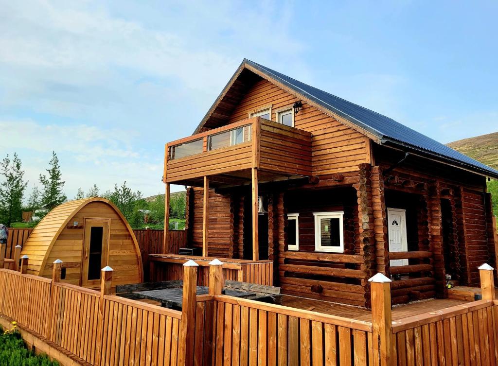 阿克雷里Akureyri Loghouse的大型小木屋设有木栅栏