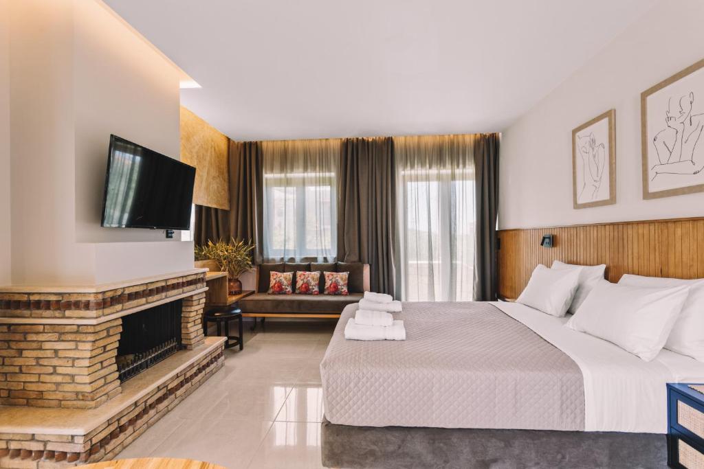 斯陶帕Bonos apartments的酒店客房设有一张大床和一个壁炉。