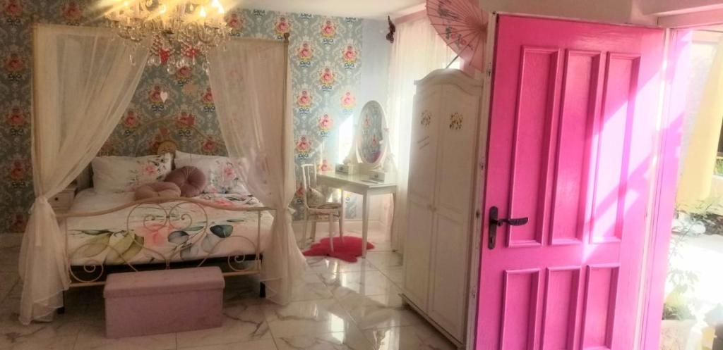 拉韦诺-蒙贝洛ViLLETTA CLAUDETTA的婴儿睡在带粉红色门的房间里