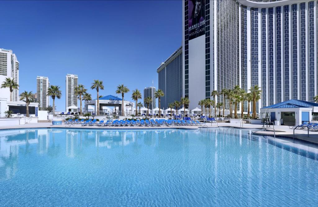 拉斯维加斯Westgate Las Vegas Resort and Casino的酒店前方的大型游泳池