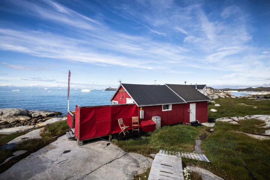 伊卢利萨特Jomsborg Ilulissat的海边的红色房子