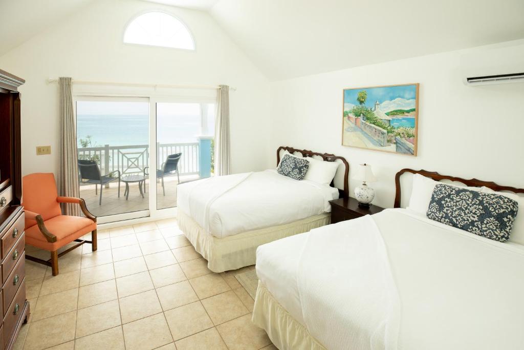 萨默塞特Willowbank Resort的酒店客房设有两张床和一个阳台。