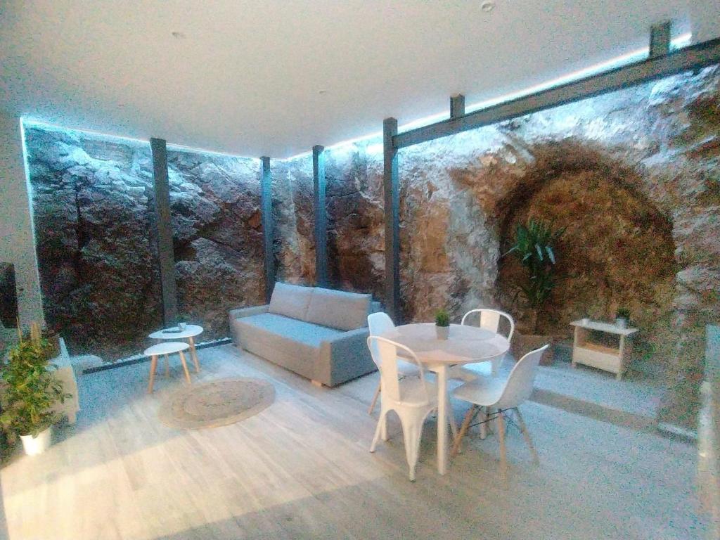 托莱多El susurro del tajo La gruta的客厅配有沙发和桌椅