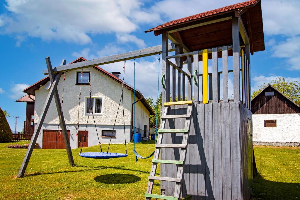 弗林布尔克Chalupa Anežka的一个带木游戏结构的游乐场,带有梯子