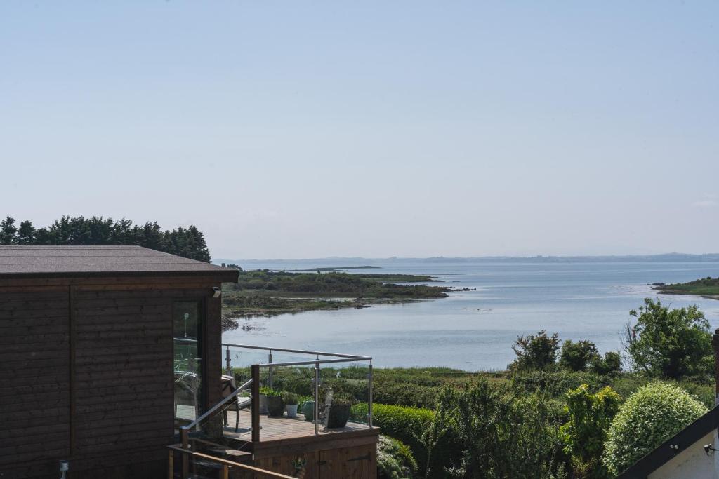 KircubbinHorse Island View Luxury Retreat的水景度假屋