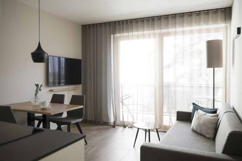 拉布拉Residence Sonja - Apartment Pinus的客厅配有沙发和桌子