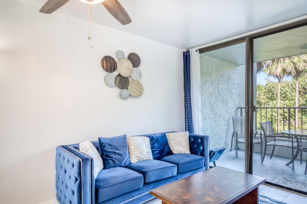 希洛Maunaloa Shores 109的客厅配有蓝色的沙发和桌子