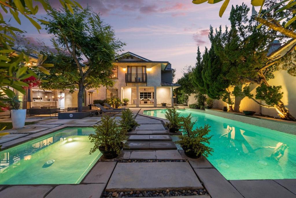 洛杉矶Prestige Studio City Estate的一座房子后院的游泳池